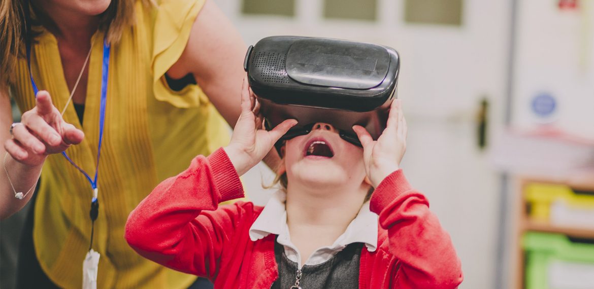 Criança assiste história por realidade virtual