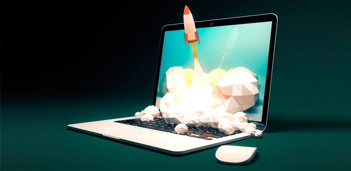 Notebook com foguete decolando representando a revolução do marketing digital