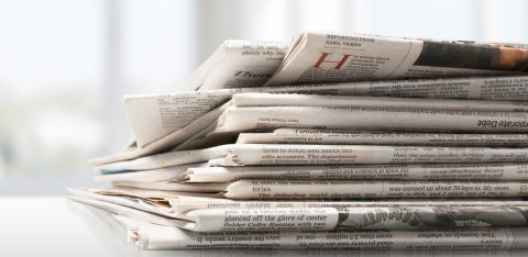 Vários jornais empilhados