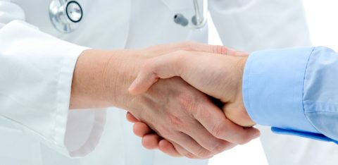 Paciente cumprimenta médico com a mão