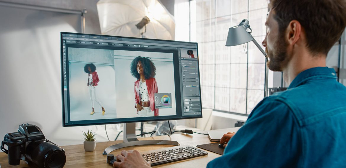Designer ajustando imagem